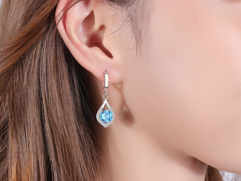 Accesorii Delicate: Cercei Argint 925 Huggie cu Montură de Topaz Albastru 5.6g
