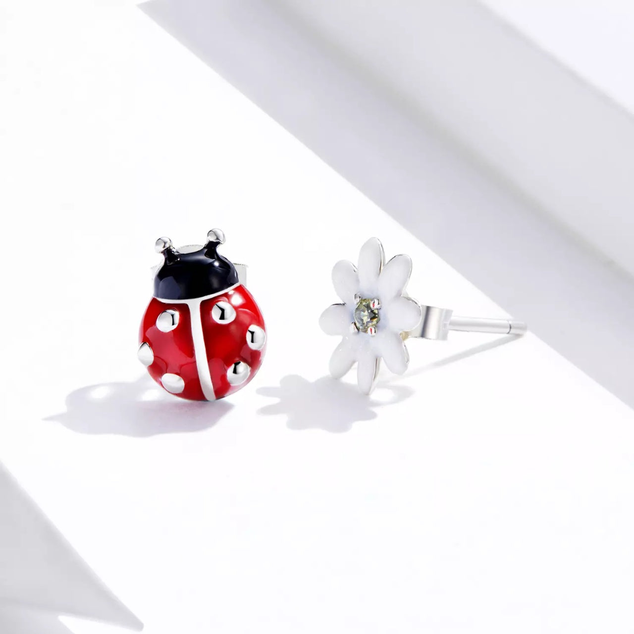 Cercei din argint Asymmetric Ladybug & Daisy, Argint 925, Pentru Femei