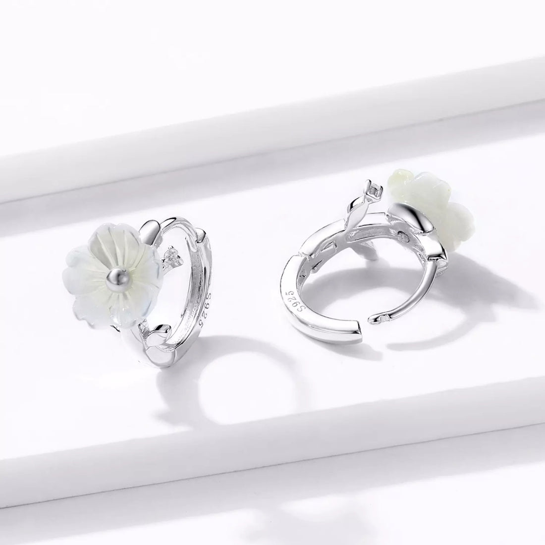 Cercei din argint White Flowers Hoops, Argint 925, Pentru Femei 2.00g