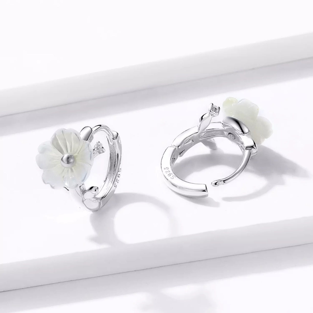 Cercei din argint White Flowers Hoops, Argint 925, Pentru Femei 2.00g