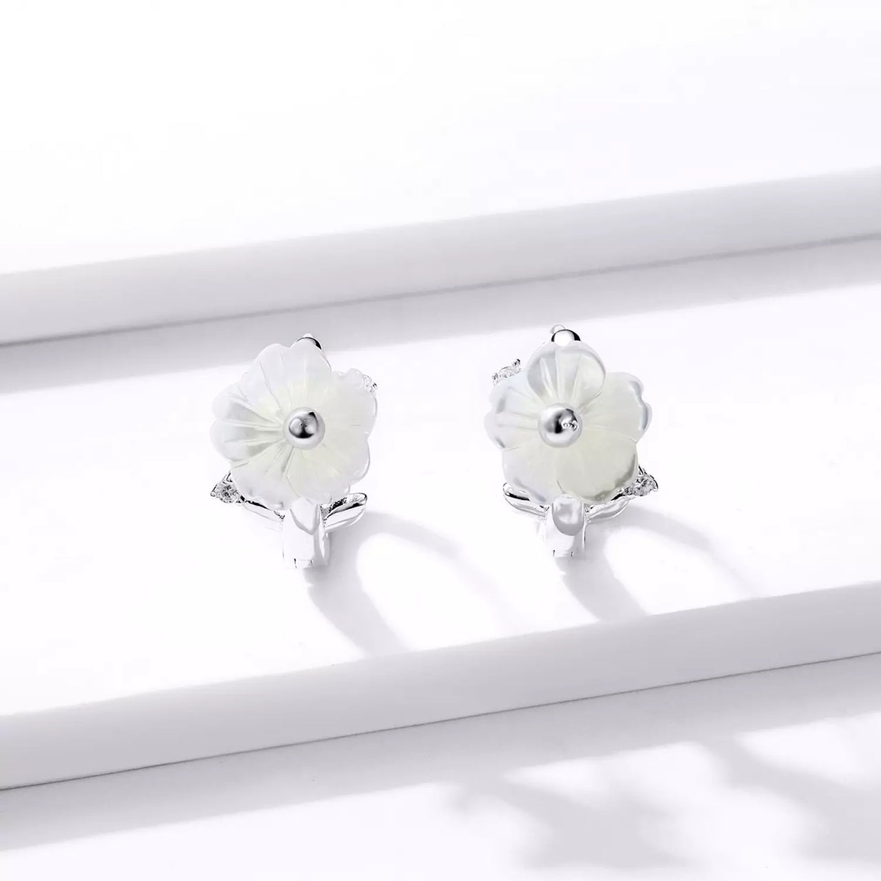 Cercei din argint White Flowers Hoops, Argint 925, Pentru Femei 2.00g