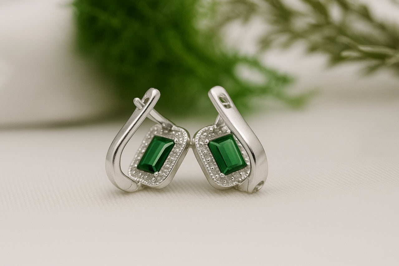 Cercei Eleganti Argintii Cu Piatra Verde Dreptunghiulara Din Argint 925 4.14g