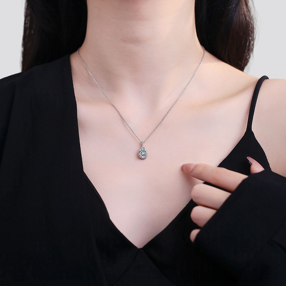 Colier Elegant cu Pandantiv de Cristal, Disponibil în Diverse Culori, Ideal pentru Orice Ocazie