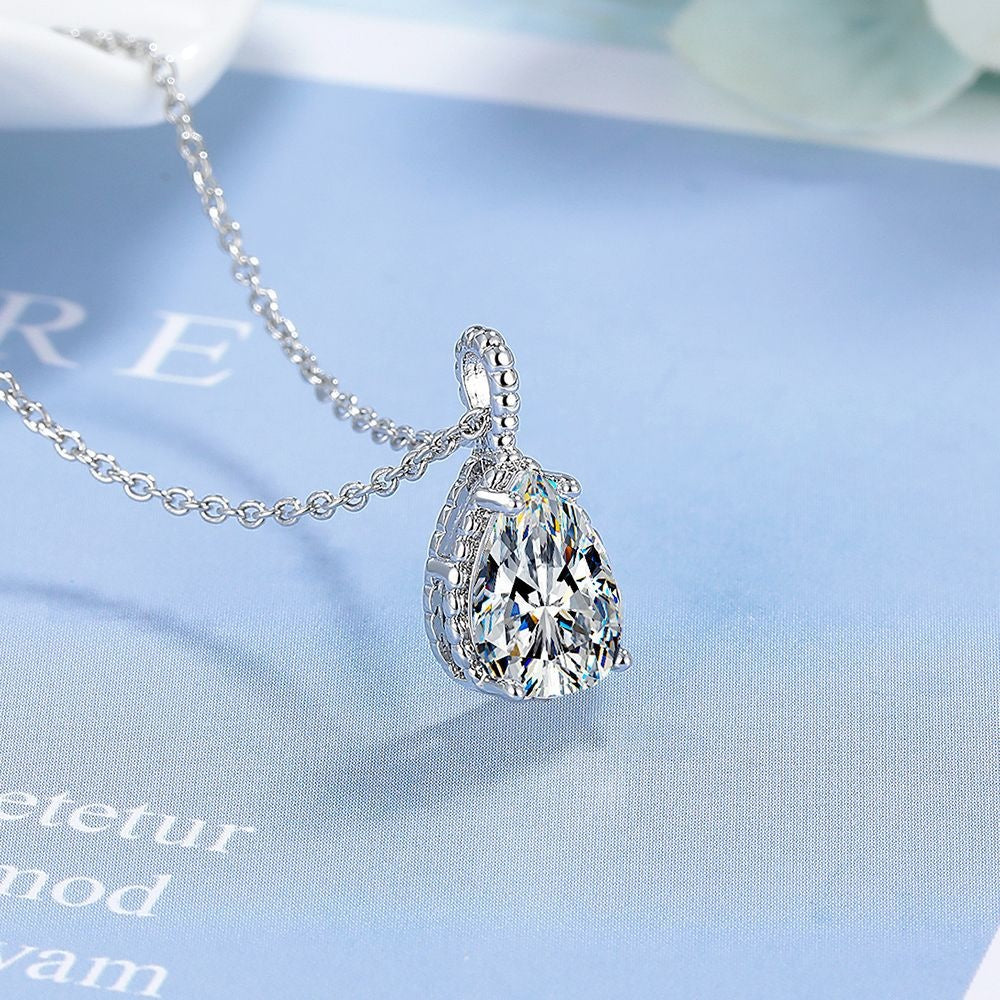 Colier Elegant cu Pandantiv de Cristal, Disponibil în Diverse Culori, Ideal pentru Orice Ocazie