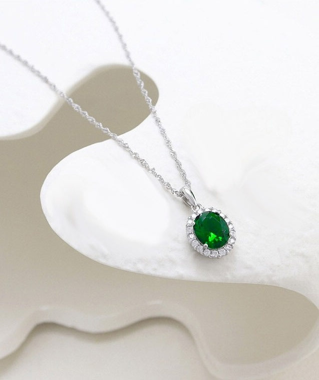 Colier Elegant cu Pandantiv Oval și Pietre Strălucitoare – Accesoriu Rafinat pentru Orice Ocazie