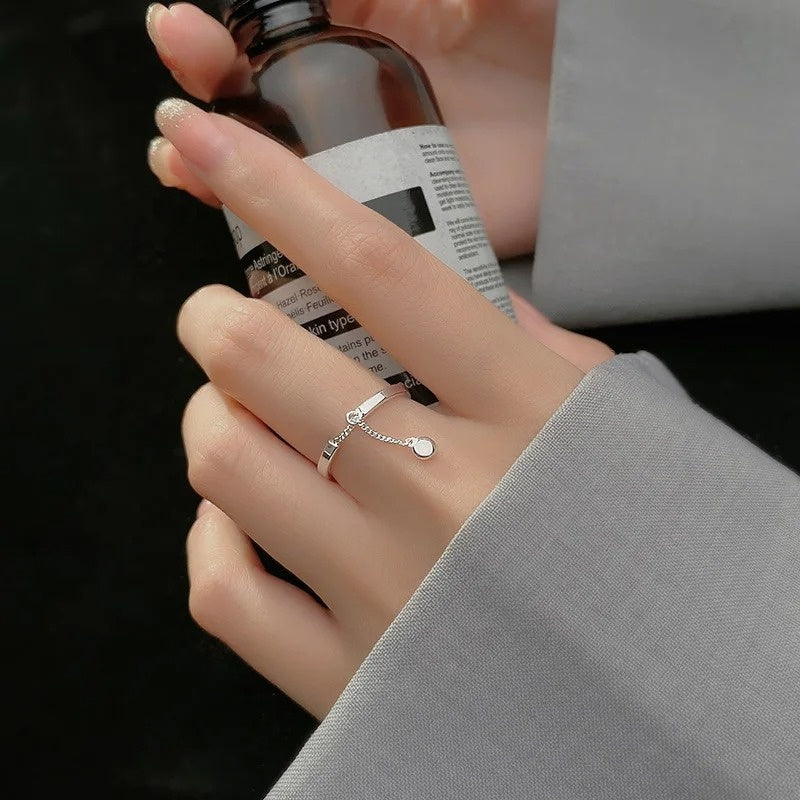 Inel Modern din Argint 925, Cu Detaliu Lanț și Mărgea Delicată