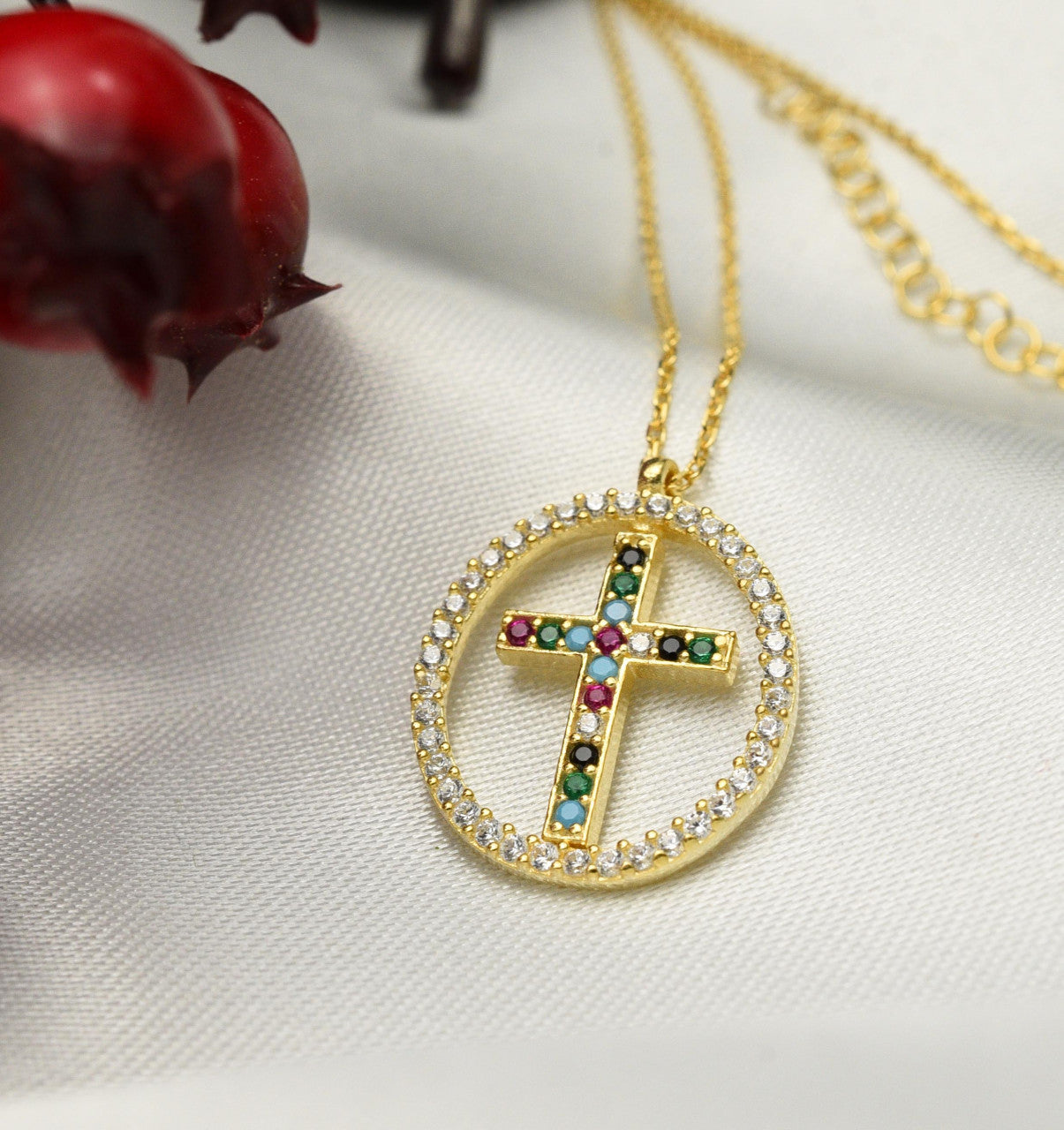 Lantisor Din Argint 925 Placat Aur Model Oval si Cruciulita Multicolor 3g